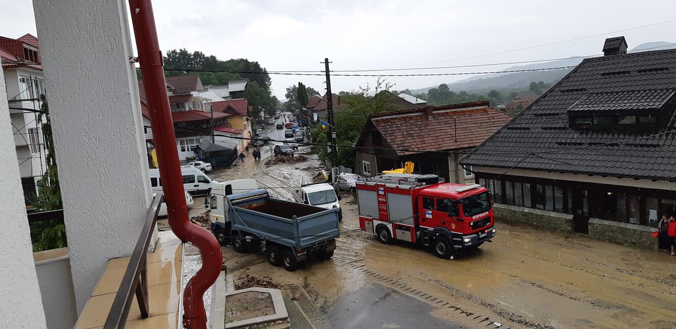 Mai multe mașini au fost luate de viitură