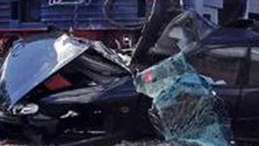 Taximetrist mort si pasager ranit, dupa ce masina in care se aflau a intrat sub un TIR