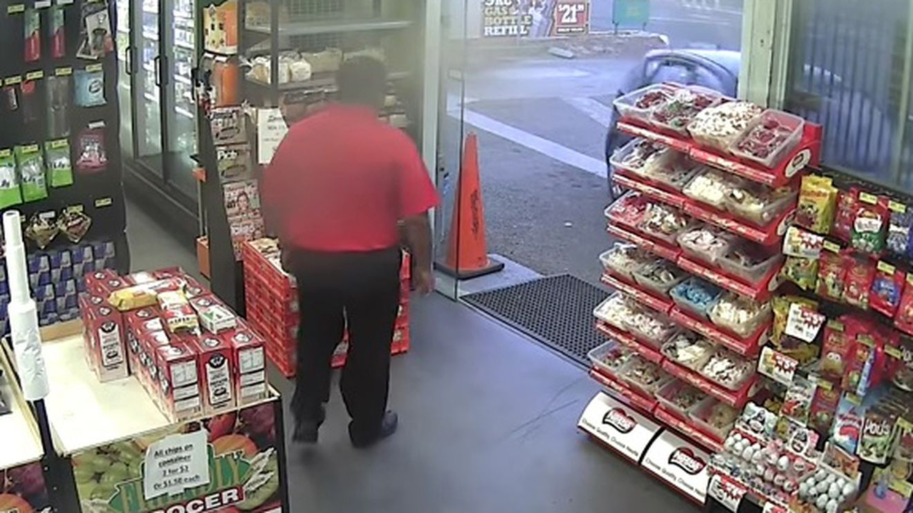 Aceste imagini incredibile dintr-o benzinărie au devenit virale instant! Un hoţ e pus pe fugă cu... bomboane