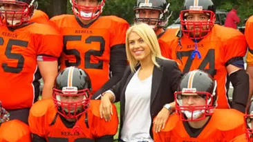 VIDEO Amna a cantat imnul Romaniei pentru jucatorii de fotbal american! “Mi-a fost teama sa nu gresesc versurile!