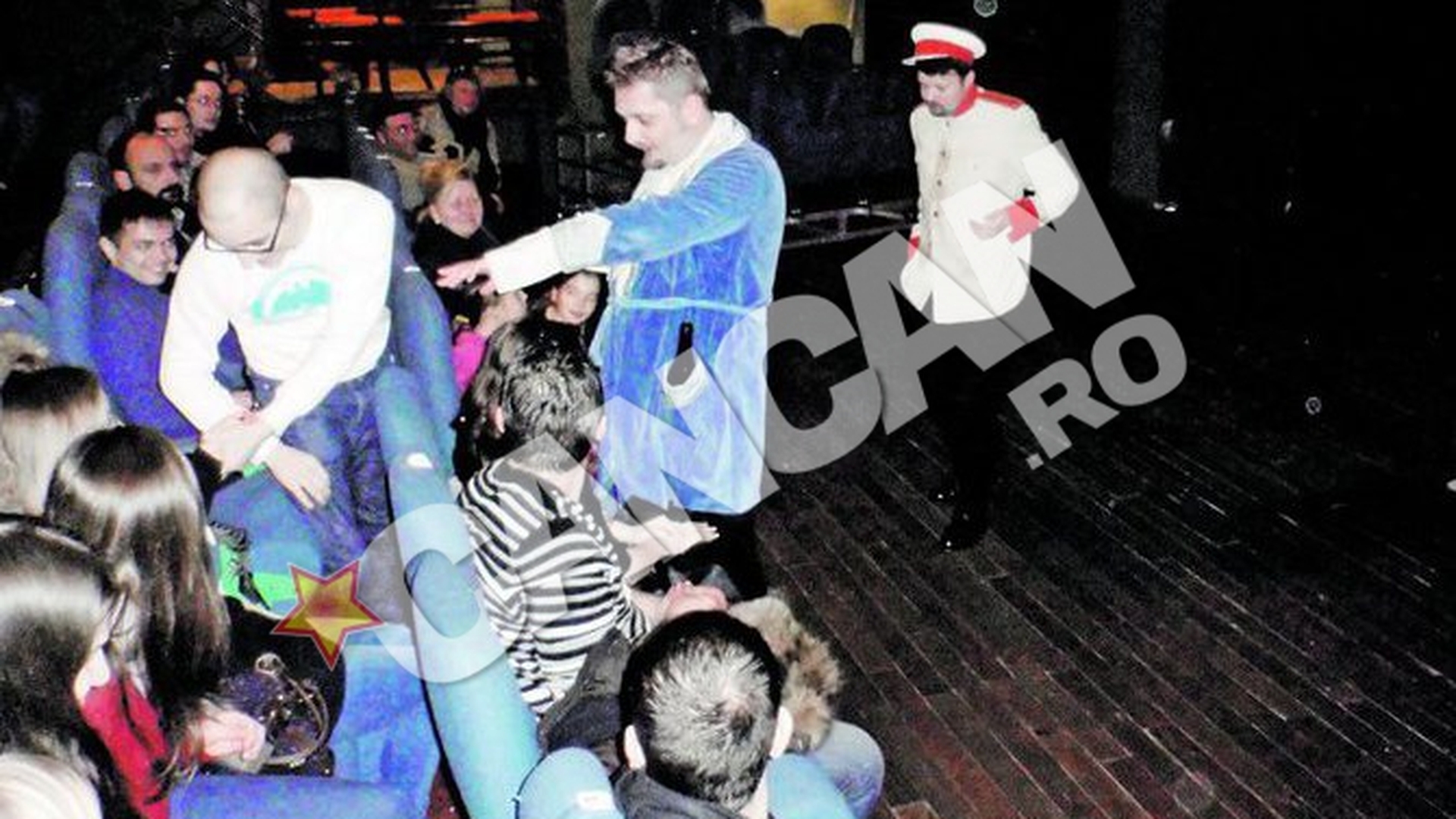 Aradeanul Ovidiu Paduraru i-a dat iubitei inelul de logodna la finalul piesei "Cerere in casatorie"! A cerut-o de sotie la teatru