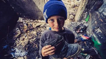 Copil din Botoșani, distrus de durere după ce și-a văzut casa în care locuia în flăcări. Povestea care a emoționat România