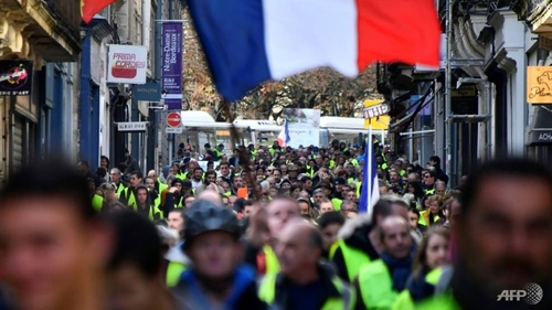 Proteste violente în Franţa: zeci de răniţi şi peste 220 de manifestanţi reţinuţi la Paris