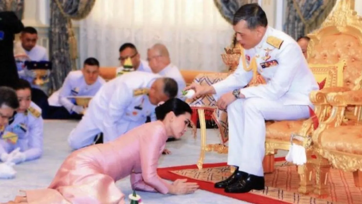 Aroganță, în vreme de pandemie! Regele Thailandei s-a izolat într-un hotel de lux din Germania, alături de 20 de femei