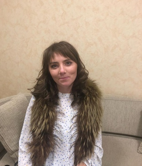 Ieri nimeni nu o știa, acum e vedetă la Acces Direct, pe canapea! Cum arăta Vulpița la prima apariție pe sticlă și care e numele ei real