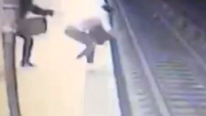 Ce a făcut Magdalena Şerban cu câteva secunde înainte de a o împinge pe Alina Ciucu în faţa metroului! A fost surprins clar pe camerele de filmat