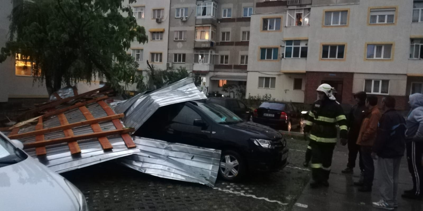 VIDEO. Codul portocaliu a făcut ravagii în Argeș! O moară a izbucnit în flăcări de la un fulger, mai mulți copaci doborâți și autoturisme distruse