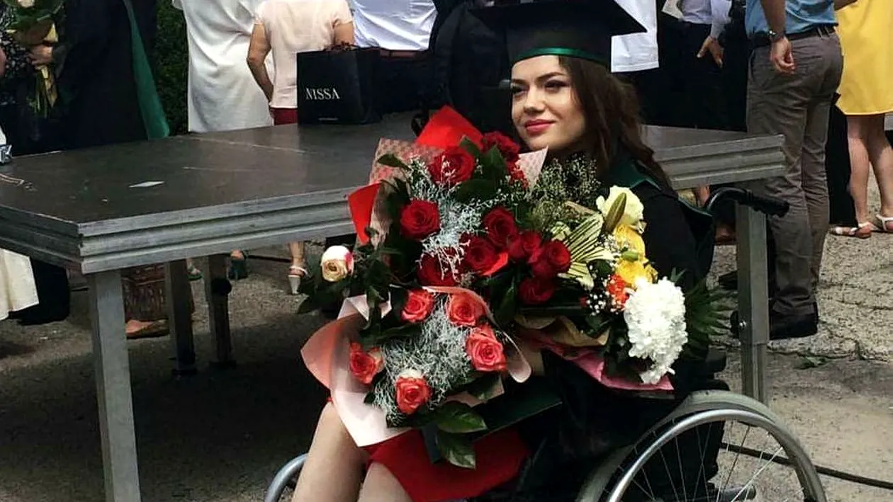 Povestea emoţionantă a Andreei, tânăra în scaun cu rotile care a învins sistemul şi prejudecăţile celor din jur şi şi-a îndeplinit visul! A devenit medic şi acum...