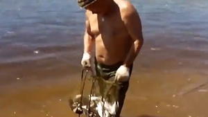 VIDEO Pescarul de care rade o lume intreaga! A reusit sa prinda o captura frumoasa, dar ziua s-a sfarsit intr-un mod hilar