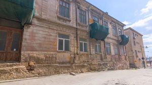 Cu câte sute de mii de euro se vinde această clădire din Constanța. Este chiar în Piața Ovidiu