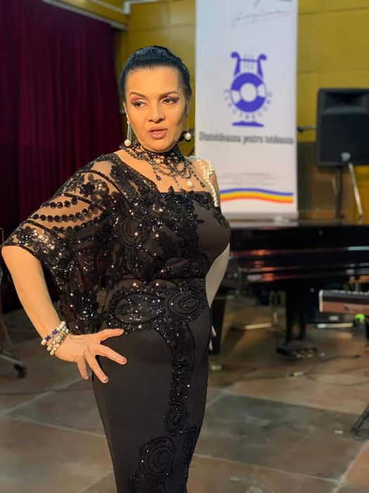 Cornelia Catanga pe scenă (sursă foto: arhivă personală Sonia Trifan)
