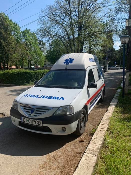 Maşina primăriei… transformată în ambulanţă într-o localitate din Dolj