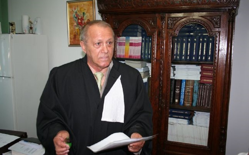 Decanul Baroului Vrancea are o poveste de viaţă demnă de un roman