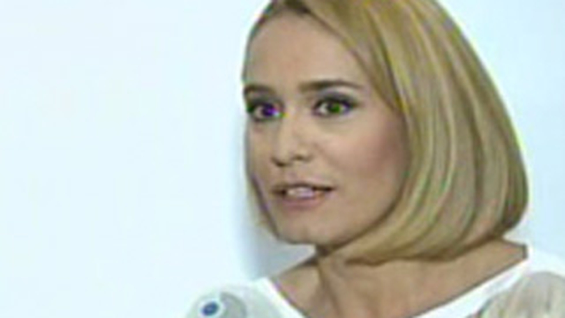 VIDEO Andreea Esca iubeste stilul: "A fi frumos nu inseamna si scump! Am purtat la o nunta o rochie de 200 de lei si am fost cea mai admirata"