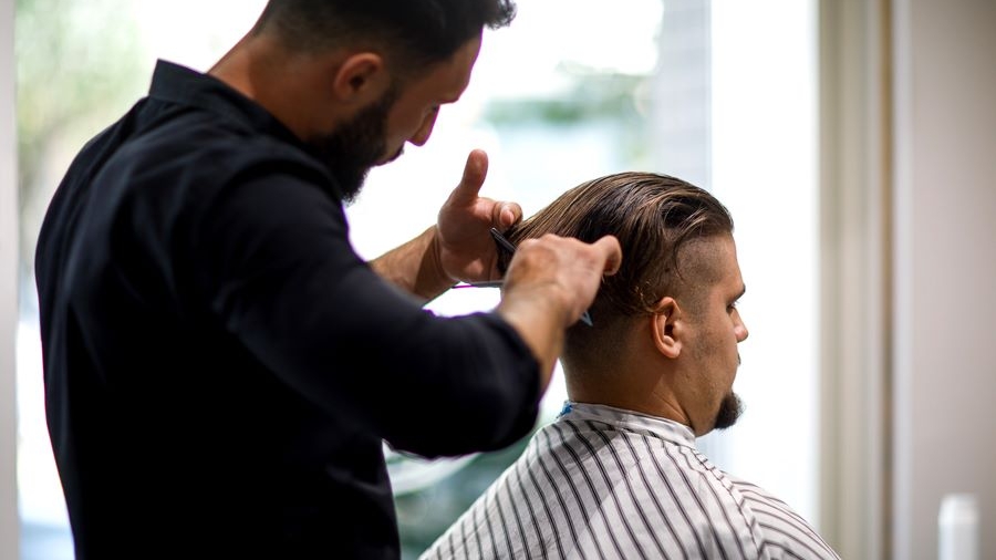 Ți-a crescut părul?! O firmă din România plătește o adevărată avere pentru podoaba ta capilară