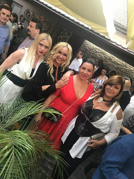 Oana Roman a apărut la un eveniment îmbrăcată cu o rochie roşie