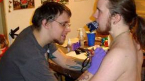 I-a desfigurat pe viaţă! Artistul care şi-a bătut joc de oameni! Vezi ce tatuaje îngrozitoare le-a putut face! O să-ţi faci cruce