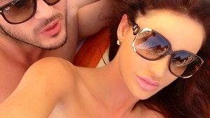 Bianca si Victor "muncesc" din greu ca sa tina aprinsa flacara iubirii. Si-au abandonat prietenii pentru un moment in doi