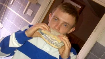 Noua modă printre cocalari! Ce a pătit acest tânăr după ce a pus pe Facebook o fotografie in care mânca bani pe pâine