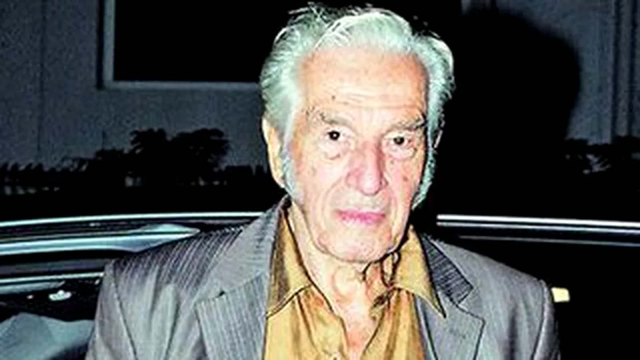 Regizorul Sergiu Nicolaescu nu si-a mai platit taxele la cavoul familiei din 1995! Are datorii la cimitir