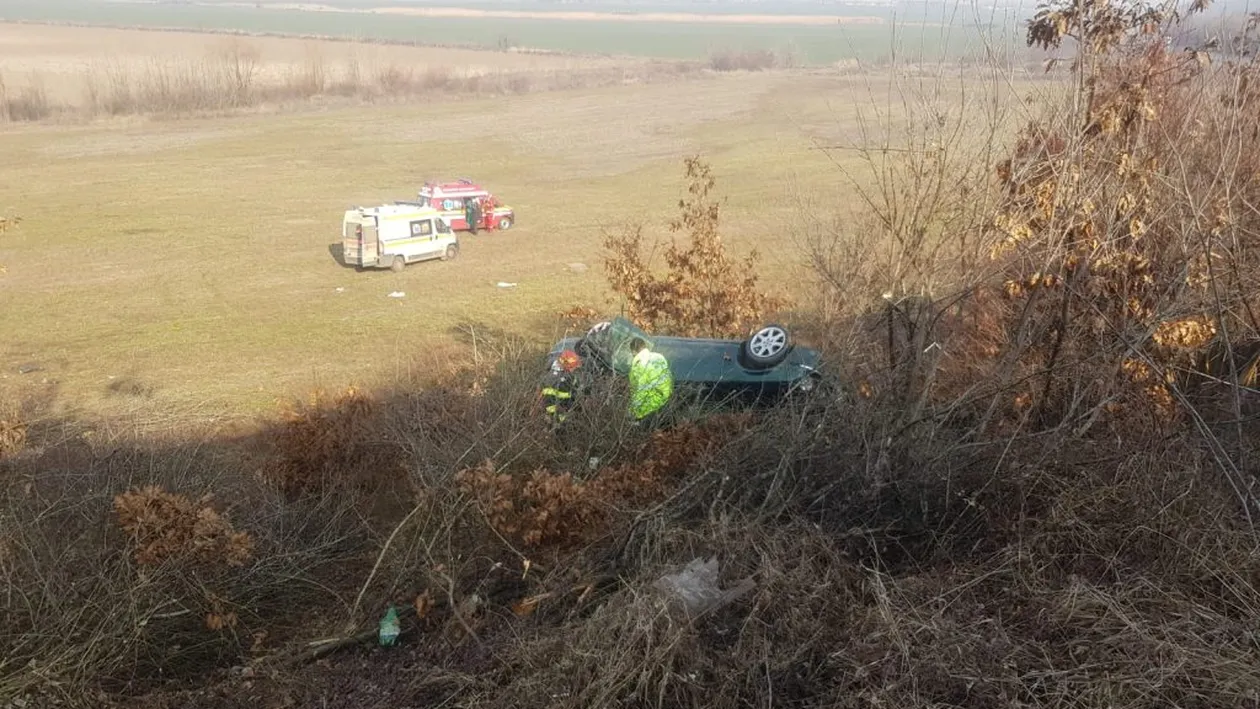 Accident grav în Giurgiu. S-au răsturnat cu mașina pe câmp și au rămas încarcerați