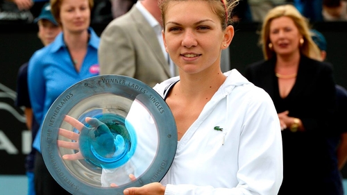 Imagini in premiera! Simona Halep, intr-o rochie minuscula si pe tocuri de 15 cm, face spectacol la o nunta de machedoni!