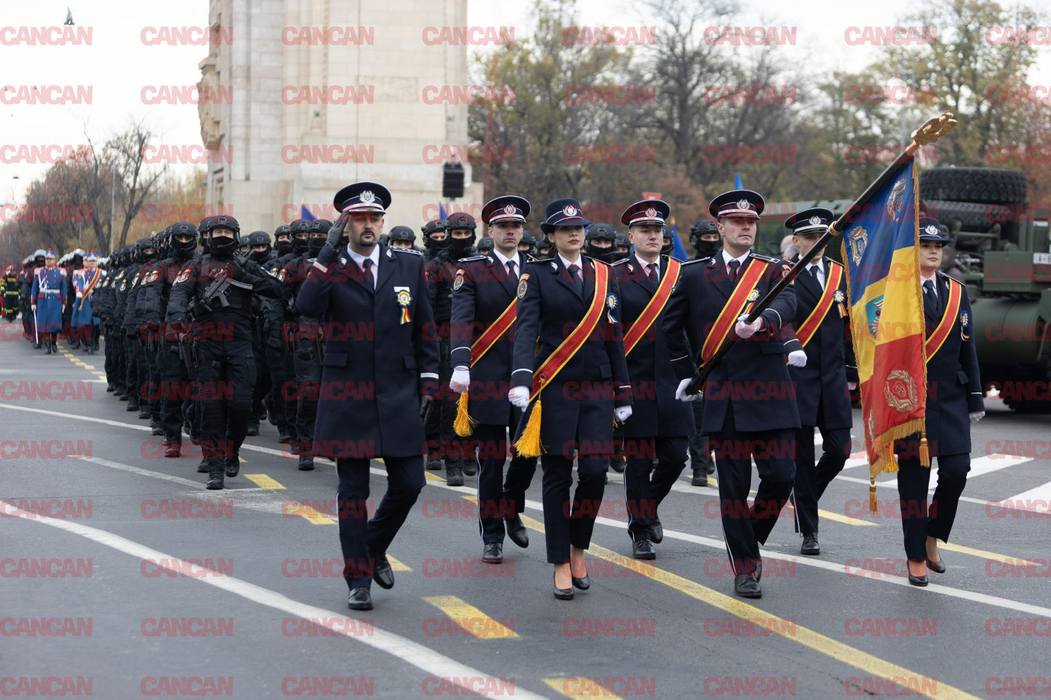 Imagini LIVE de la parada militară de 1 decembrie. Cum au apărut poliţistele la defilare. FOTO