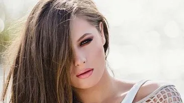 O faimoasă cântăreaţă din România, gravidă cu iubitul secret!? Şi-a afişat burtica pe covorul roşu!