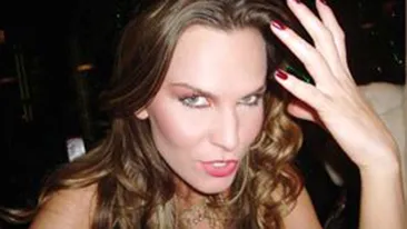 Strigator la cer: Anna Lesko, imbracata indecent si cu sanii in vant langa Capela Sfanta Treime!