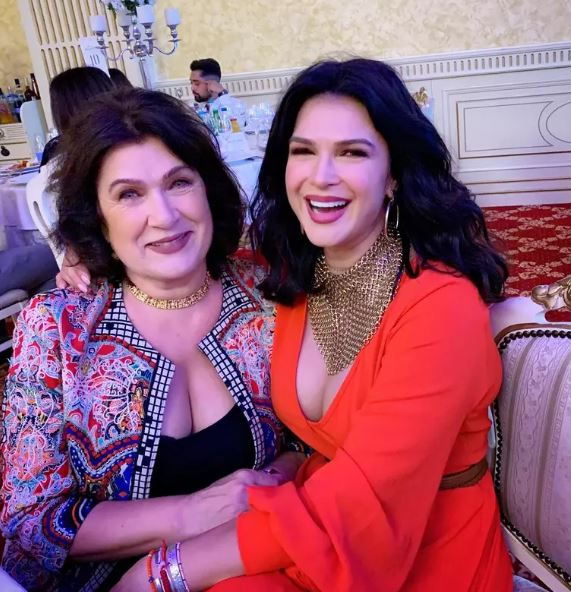 Cum au apărut mama și fratele Monicăi Bîrlădeanu la nunta ei cu Valeriu Gheorghiță. Părintele zici că e sora actriței, nu glumă!