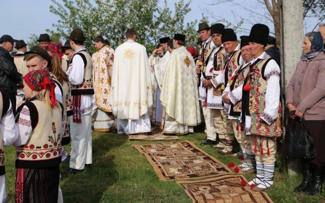 Reacţia episcopului din Huşi, căruia enoriaşii i-au întins covoare pe jos pentru a nu se murdări pe pantofi: „Niciodată Preasfinţitul nu a impus vreun protocol“