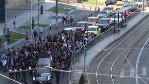 Interlopul a fost condus pe ultimul drum ca un... Nu-ţi va veni să crezi ce număr avea maşina mortuară
