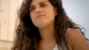 Mai mare rusinea! A venit la X Factor sa ii faca pe parinti mandri, dar a furat un ruj si un rimel de la machiaj! Uite-o in actiune