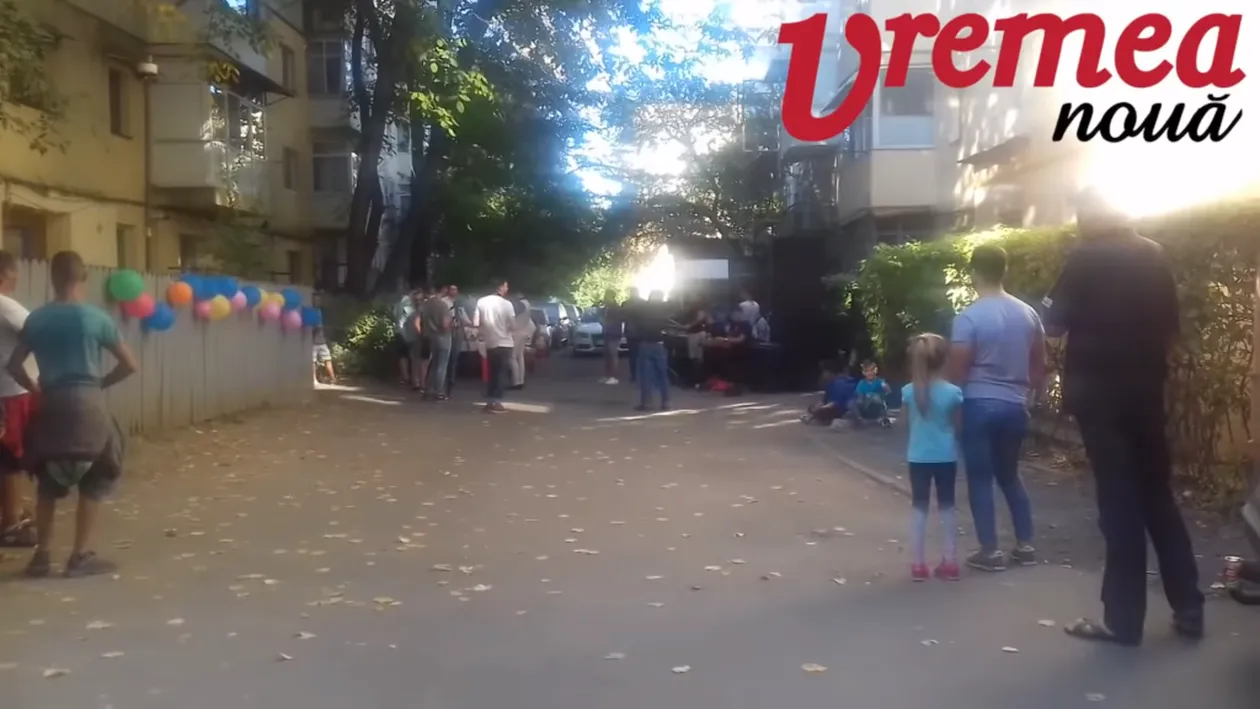 Petrecere de botez pe o stradă din Bârlad. O familie de rromi a adus maneliști și a întins mesele între blocuri (video)