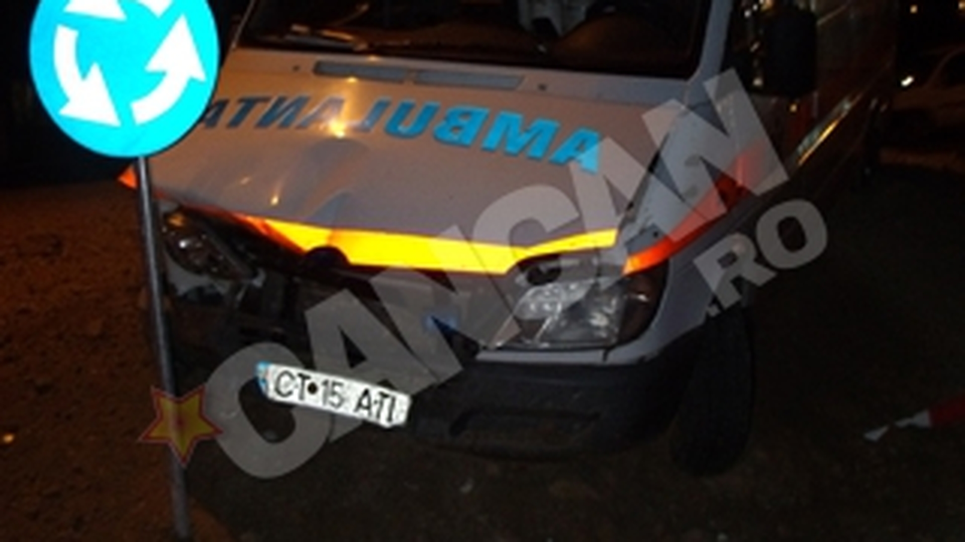 O ambulanta a "incalecat" pe un sens giratoriu