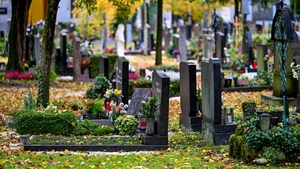 O femeie bogată a furat florile și jucăriile dintr-un cimitir, timp de 7 luni. După o înscenare ca în filme, polițiștii au aflat de ce o făcea