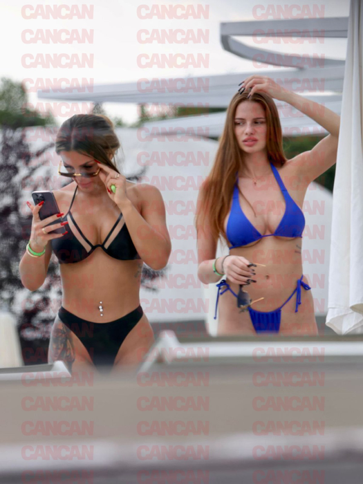 Reginele videochatului au acaparat baza lui Pescariu / (Sursa: CANCAN.RO)