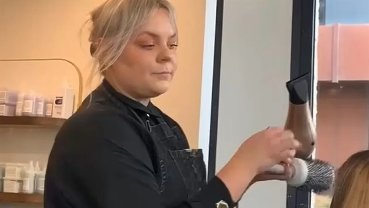 Femeia din imagine a slăbit 27 de kilograme înainte de nuntă. Cum arată în rochia de mireasă