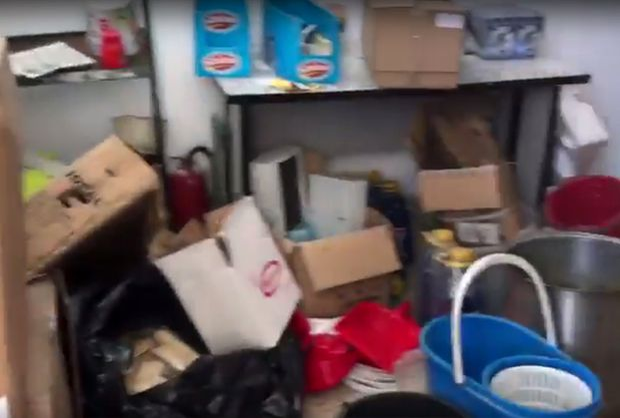 După ce vei vedea asta, nu vei mai mânca niciodată! Cum e pregătit, de fapt, porumbul fiert vândut pe plajele de lux din Mamaia