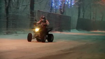 Furios si iute prin Herastrau! Un sofer cu ATV a facut drifturi pe zapada si printre masini!