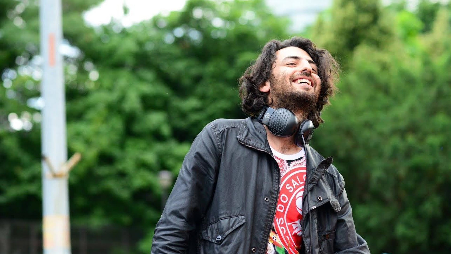 N-ai mai ascultat aşa ceva! Ion din Dorobanţi ”rupe-n două” piaţa muzicală cu… electro-manele!