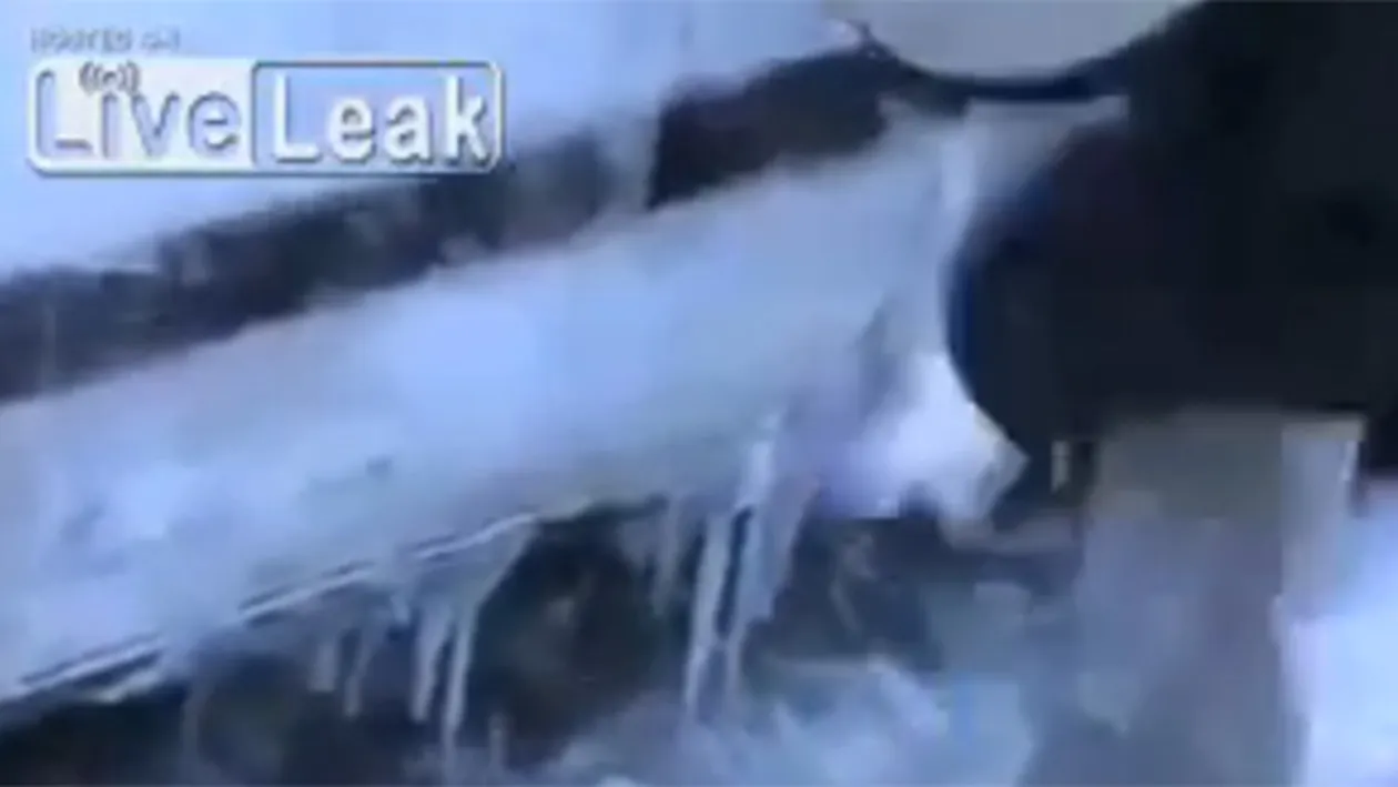 VIDEO Cea mai simpla metoda de a-ti dezgheta masina! Ce face acest barbat cand isi vede autoturismul acoperit de gheata