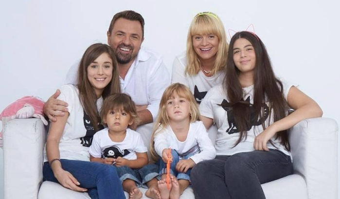 Cum a răspuns Horia Brenciu după ce și-a pus o poză cu soția lui și o femeie i-a scris: „Bătrână pentru tine Horia…Păcat că nu ţi-ai găsit o fată tânără și frumoasă”