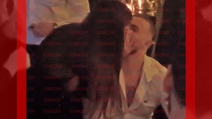 Ex-ginerele lui Adrian Minune a sărutat-o cu foc pe noua iubită în mijlocul mulțimii. Nu se mai ascunde deloc după divorțul de Karmen