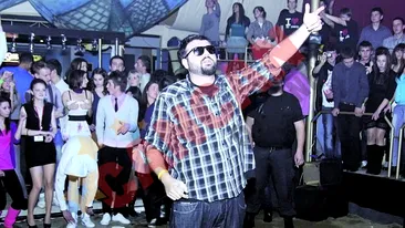 I-au luat decorul in timp ce canta