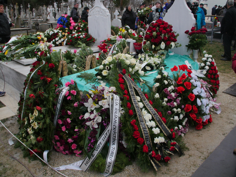 Mormântul artistei a fost umplut de coroane de flori.