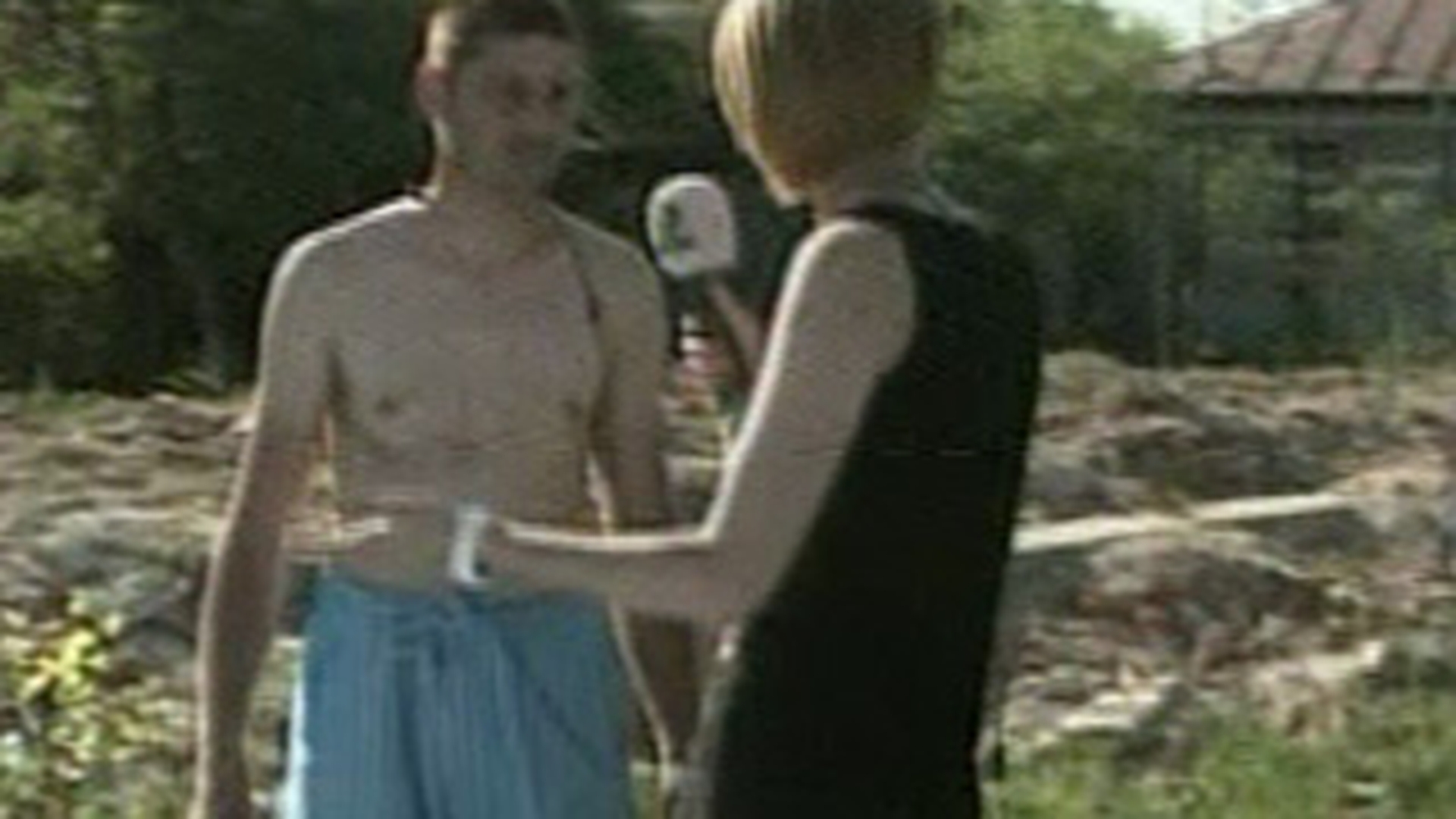 Uite cum a sarbatorit Arthur 1 Mai! A facut baie in curte, in piscina: "Nu ma mai intereseaza matrimonialele, cine ma vrea vine dupa mine, ca doar acum sunt vedeta internationala"