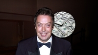 Ce avere avea Tim Curry, de fapt. Cine ar putea putea să o moștenească