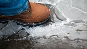 Cum topești gheața din curte fără să distrugi betonul amprentat. Cele mai sigure metode