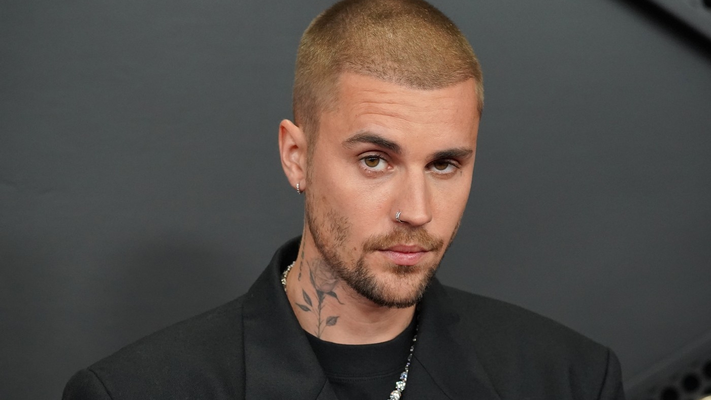 Justin Bieber, apariție controversată la Premiile Grammy 2026! Artistul a urcat pe scenă fără haine pe el